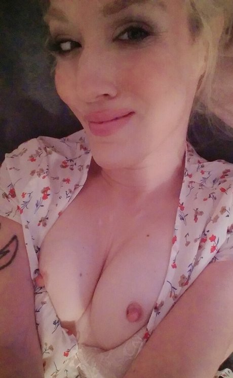 jickyj modèle nu des photos