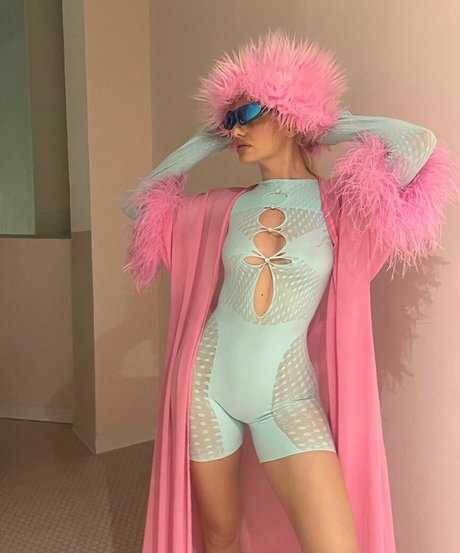 Alexandra Stan star du porno adulte archive