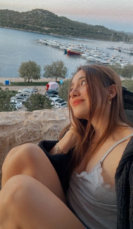 Merve Elmas star érotique image