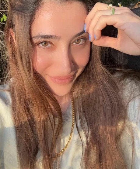 Merve Elmas modèle nu galeries