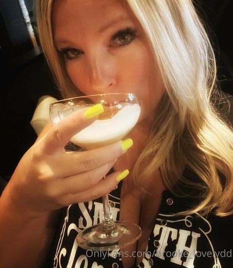 brooke lovelydd actrice exclusive des photos