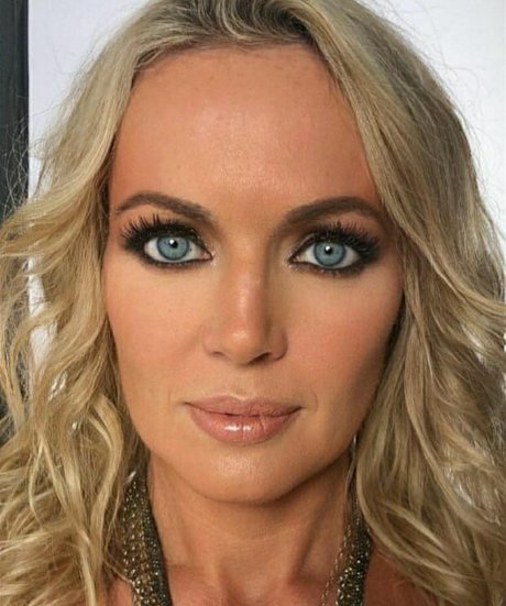 Isla Traquair modèle nu img