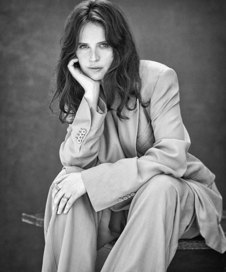 Felicity Jones modèle nu image