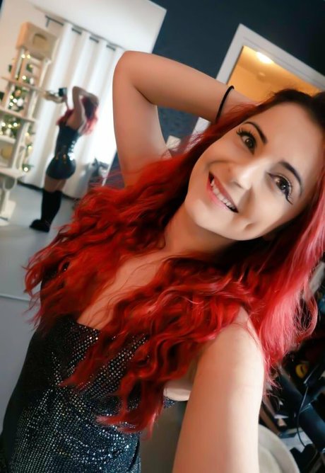 AnnieFuchsia star du porno gratuite image