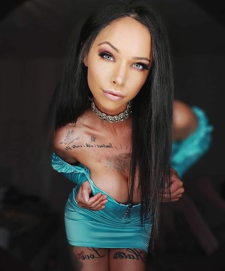 Tyra Kadney étoile chaude images