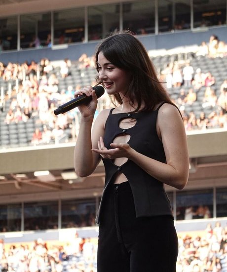 Gracie Abrams star du porno gratuit des photos