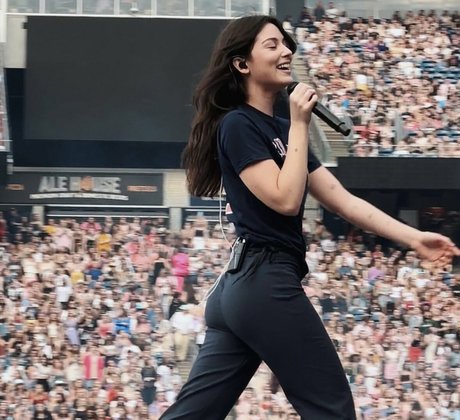 Gracie Abrams sexe star du porno photo