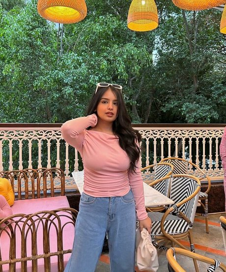 Aarushi Abrol actrice érotique des photos