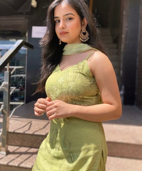 Aarushi Abrol star du porno belle photos