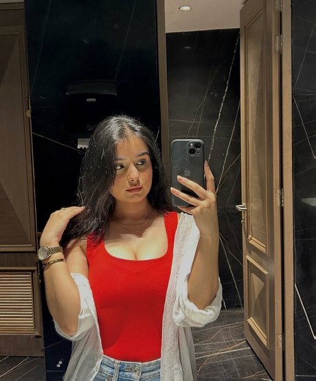 Aarushi Abrol modèle chaud galerie