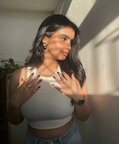 Aarushi Abrol modèle xxx img