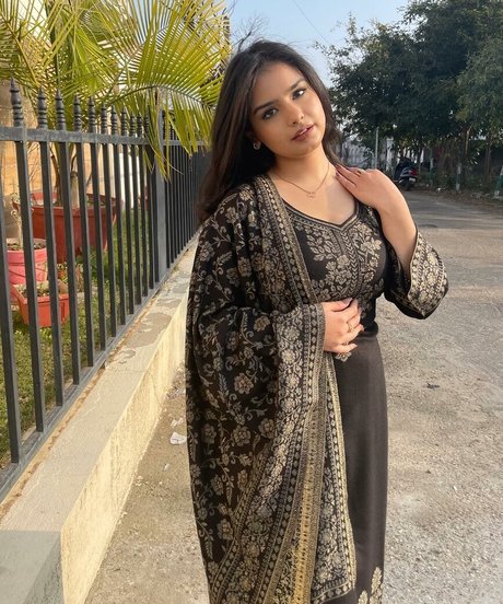 Aarushi Abrol actrice libre img