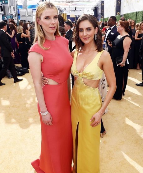 Betty Gilpin haut de star du porno collection