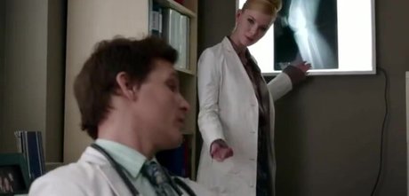 Betty Gilpin star du porno chaude images