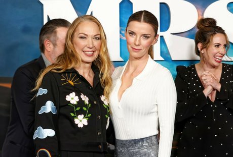 Betty Gilpin modèle magnifique collection