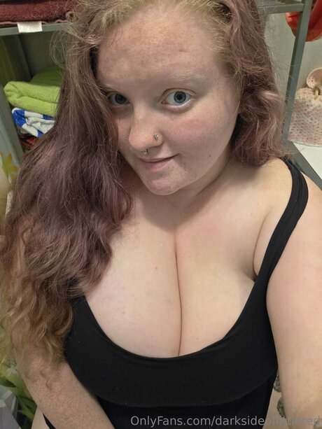 Darksideoflittlered modèles nus img