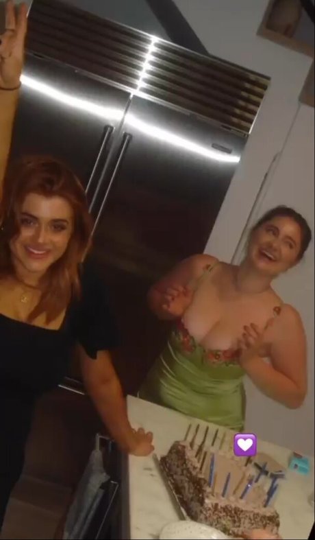 Emma Kenney modèle de sexe galerie