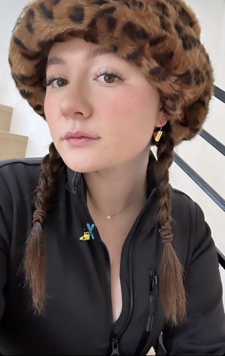 Emma Kenney étoile nue galerie