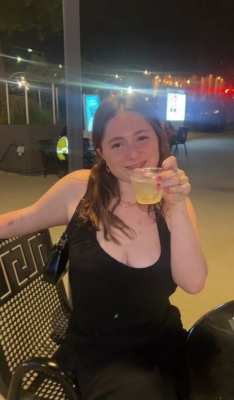 Emma Kenney actrice sexy photos