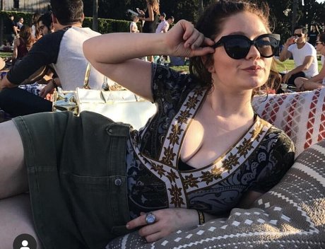 Emma Kenney actrice de sexe archive