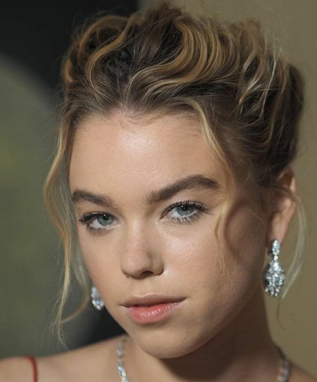 Milly Alcock étoile érotique collection