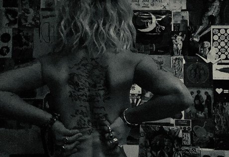 Miss Manganese ASMR modèle parfait des photos