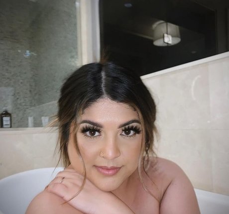 Lucia Yanez nus étoiles photo