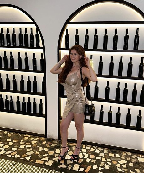 Emily Fiore modèle adulte images