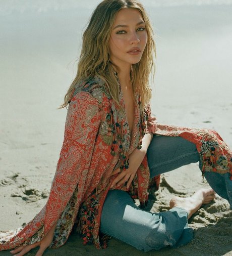 Madelyn Cline mannequin archive