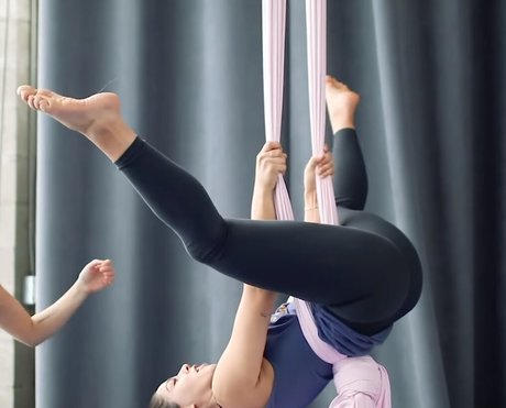 Megan Batoon modèle porno images