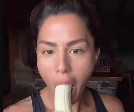 Megan Batoon étoile sexy photo