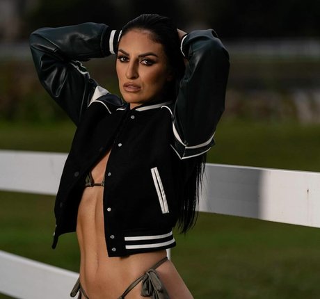Sonya Deville modèle de haute qualité galerie