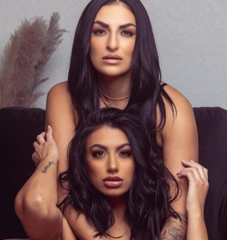 Sonya Deville modèle de haute qualité des photos