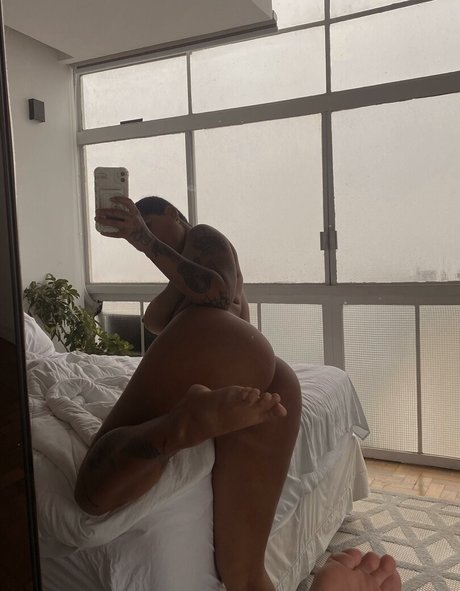 Julia Bhering actrice érotique des photos