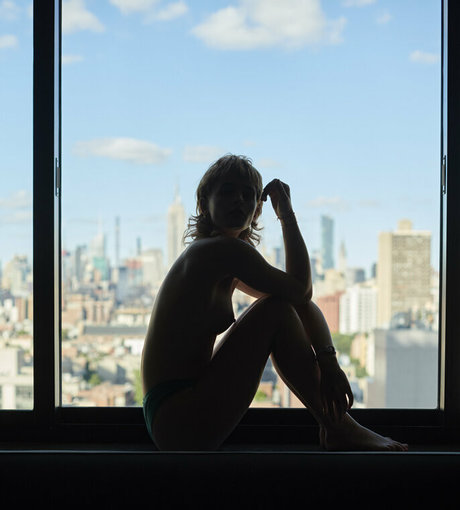 Esther Rose McGregor modèle sexy collection