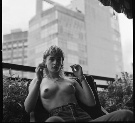 Esther Rose McGregor actrice nue photo