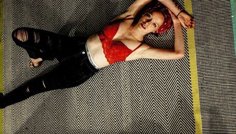 Amybeth McNulty nus étoiles des photos