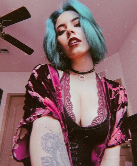 Luna Bloom modèles nus galerie