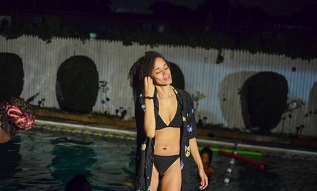 BlackKrystel étoile xxx image