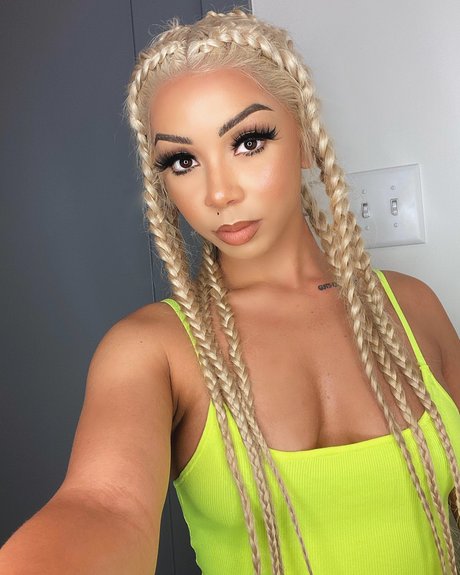 Brittany Renner modèle adulte des photos