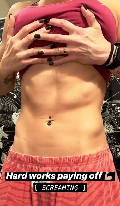 Rhea Ripley modèle sexy archive