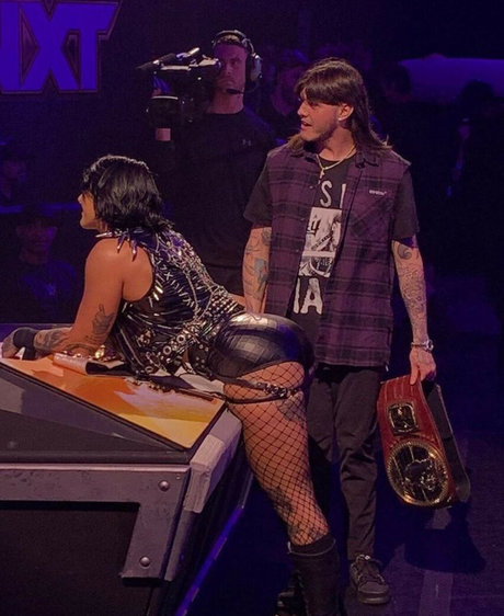 Rhea Ripley sexe star du porno des photos