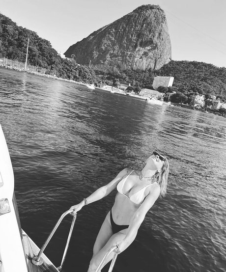 Flavia Alessandra haut modèle photos