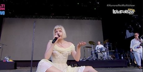 Aurora Aksnes star du porno érotique galerie