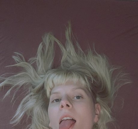 Aurora Aksnes modèle exclusif des photos