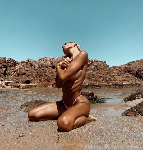 Avalon Nadfalusi actrice parfaite des photos