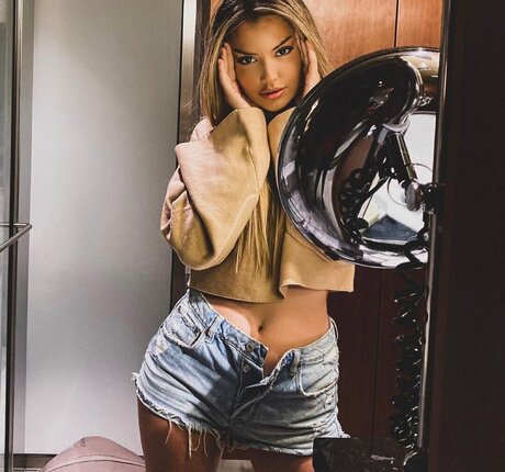 Enisa bukvic actrice porno des photos