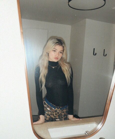 Abby Paradise modèle artistique galeries