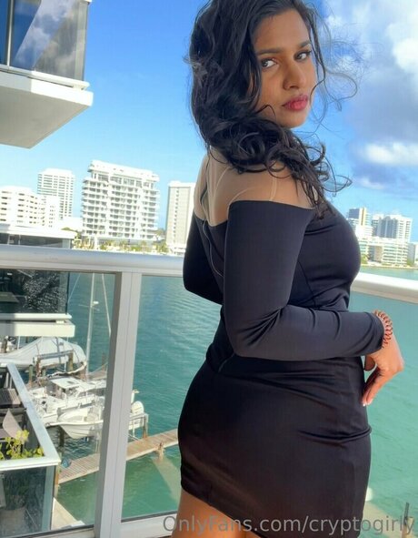 Miss Patel étoile chaude images