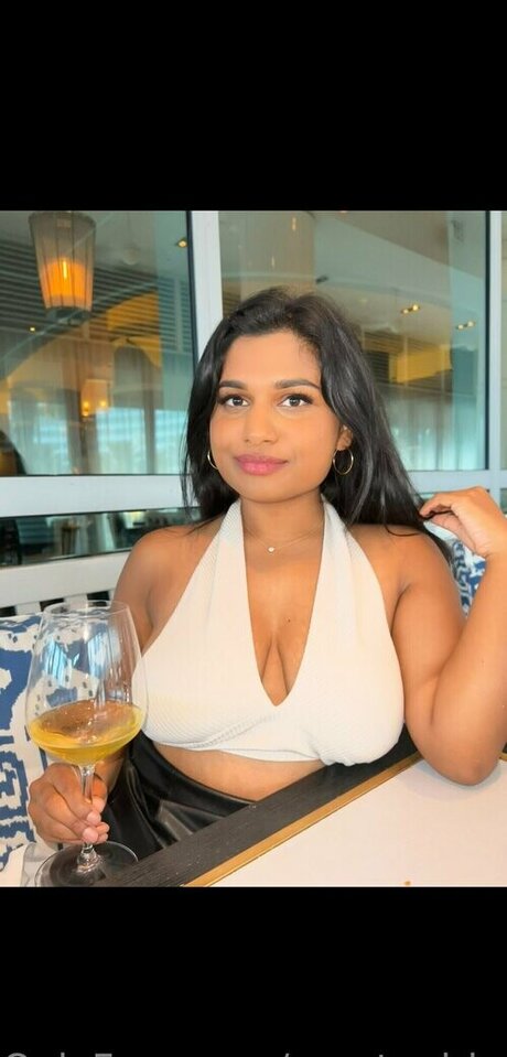 Miss Patel modèle chaud des photos